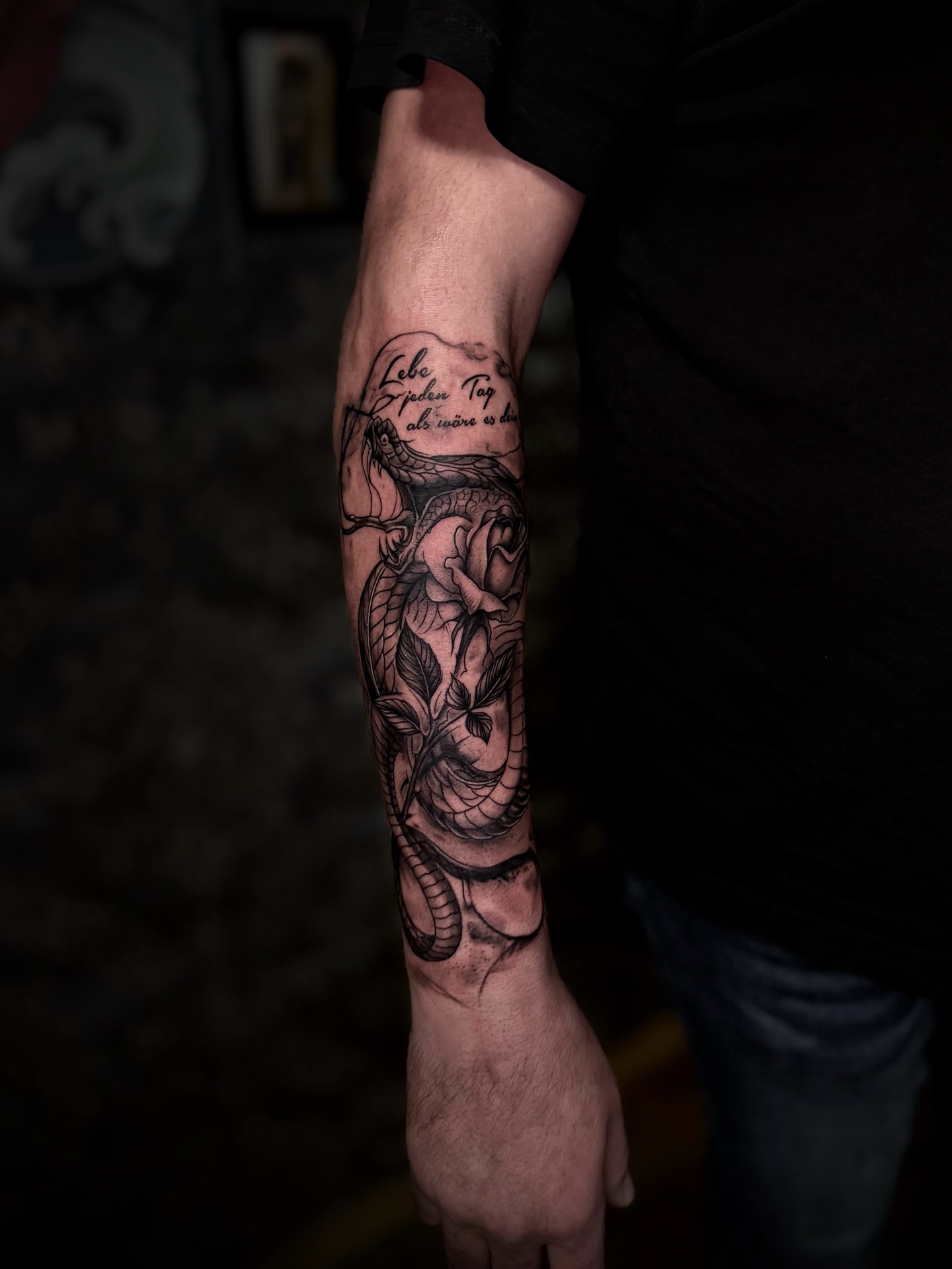 Schlange und Rose mit Lettering am Unterarm
