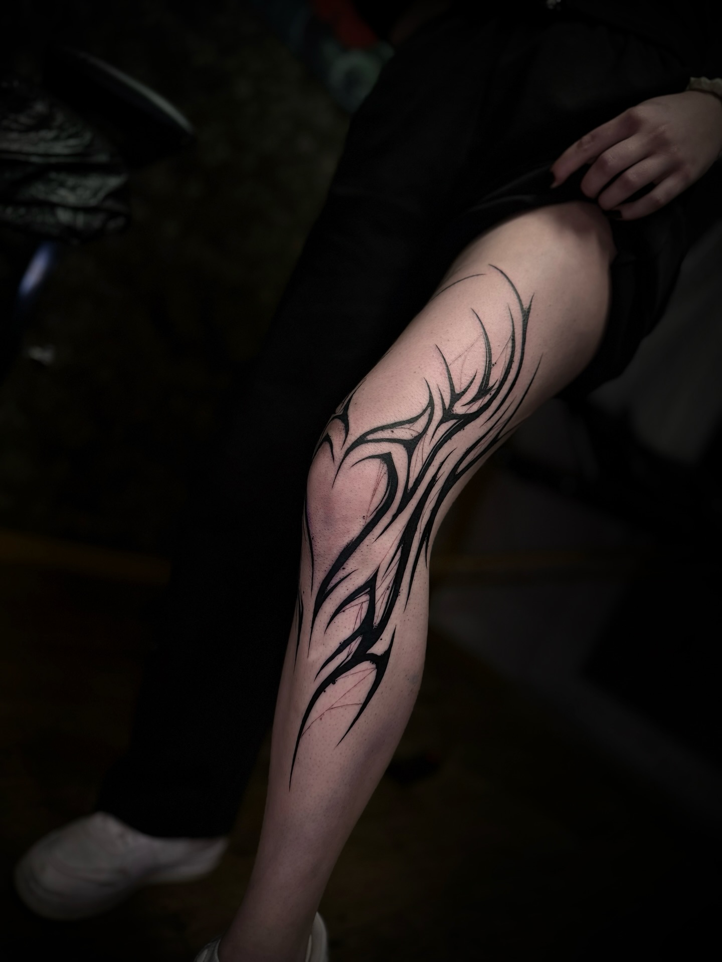 Abstraktes Cybersigil am Bein