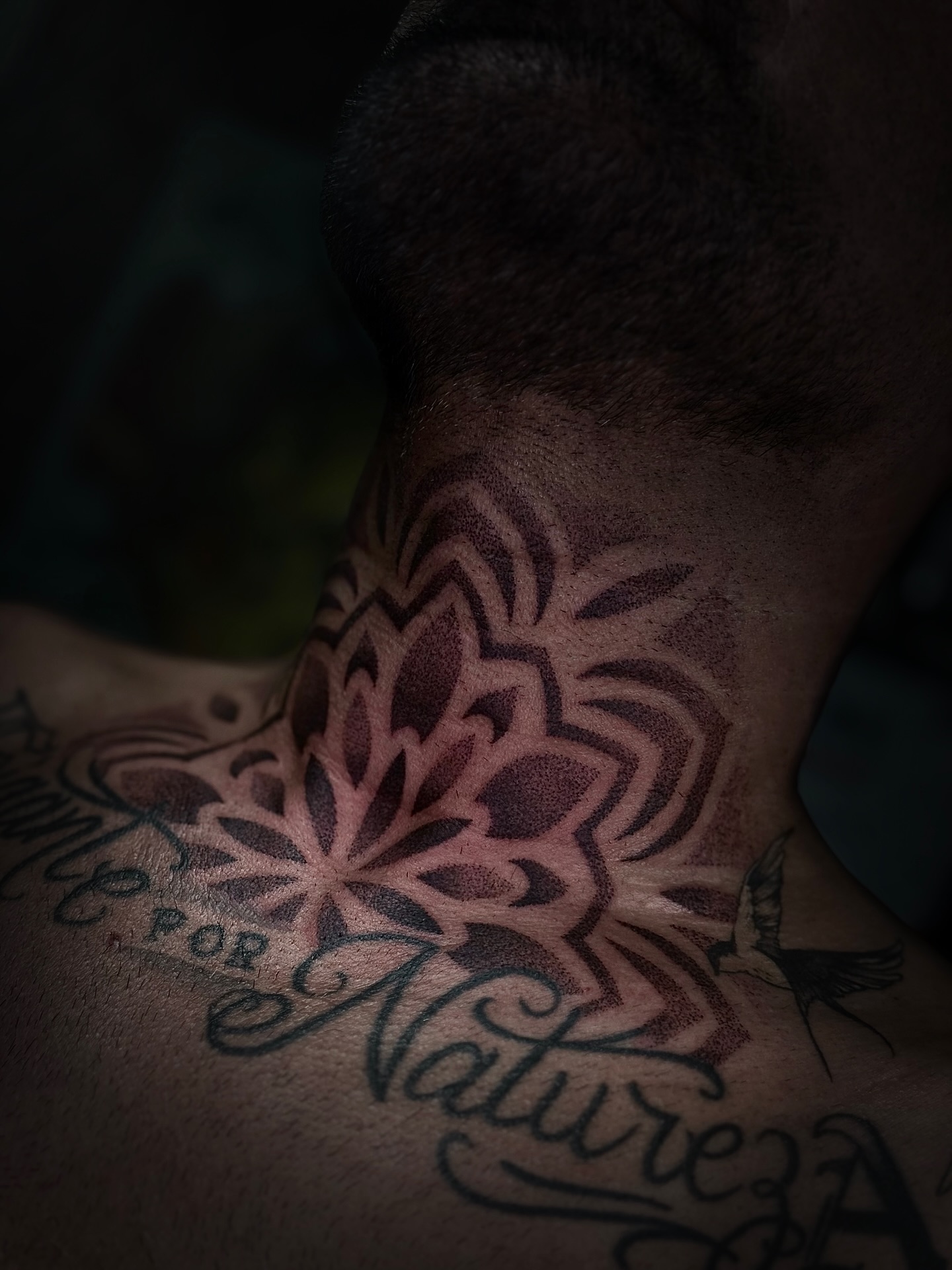 Ornamentales Mandala am Hals
