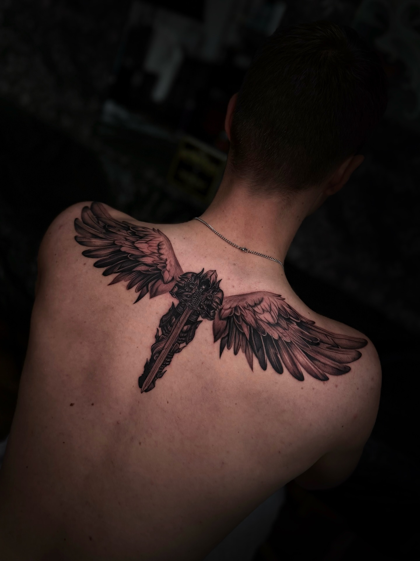 Black-&-Grey Flügel mit Schwert, Rückentattoo von Artem Kovalenko